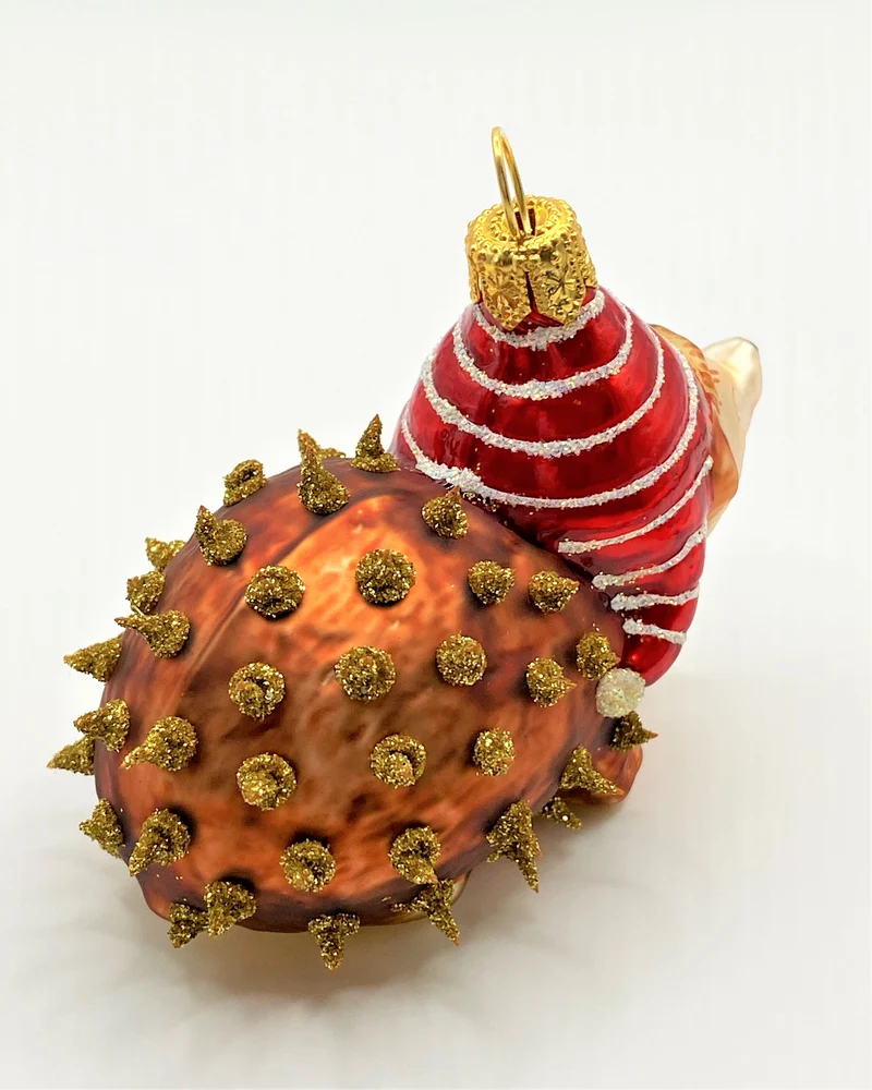 Süsser Igel mit roter Bommel-Mütze