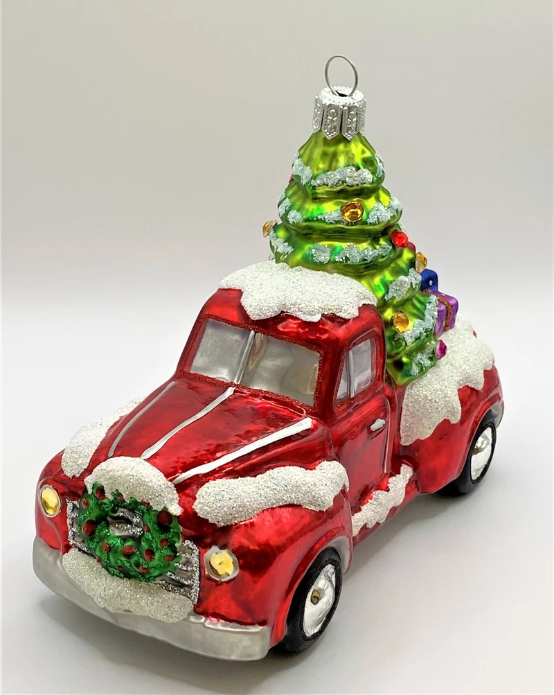 Der Weihnachtsbaum wird mit dem Pickup geliefert