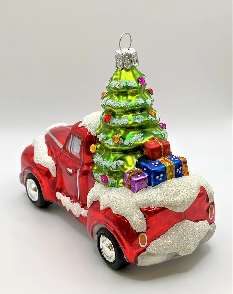 Der Weihnachtsbaum wird mit dem Pickup geliefert
