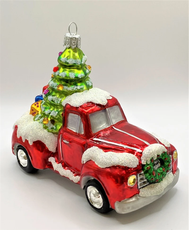 Der Weihnachtsbaum wird mit dem Pickup geliefert