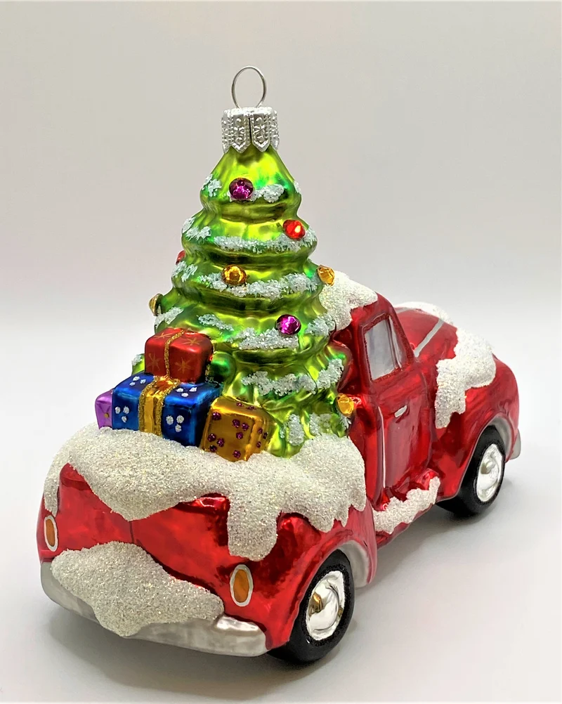 Der Weihnachtsbaum wird mit dem Pickup geliefert