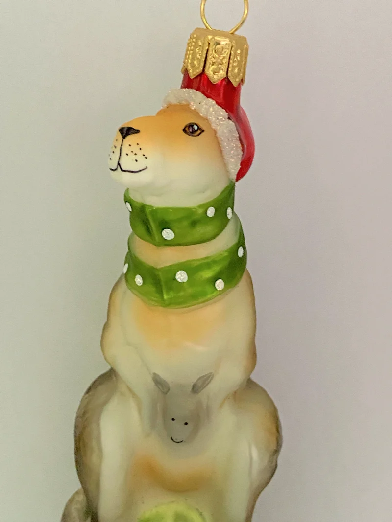 Das Känguru freut sich auf Weihnachten, grüner Schal