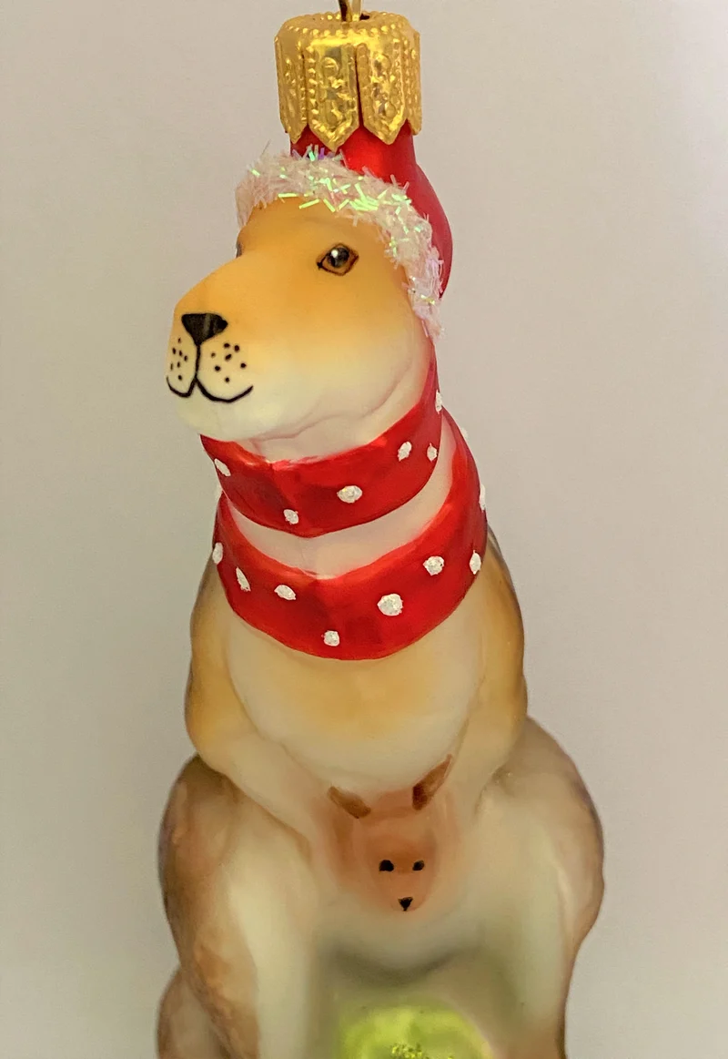 Das Känguru freut sich auf Weihnachten, roter Schal