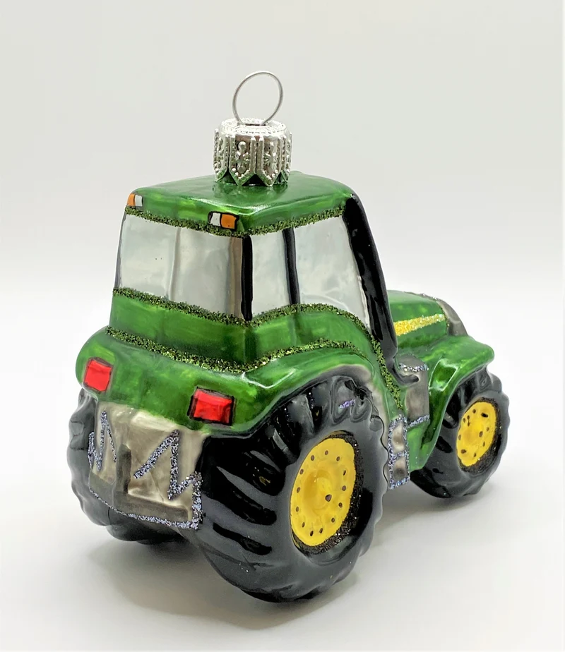 Grüner Traktor mit gelben Rädern