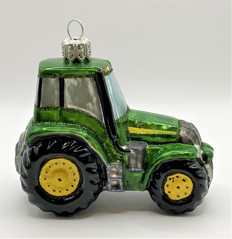 Grüner Traktor mit gelben Rädern