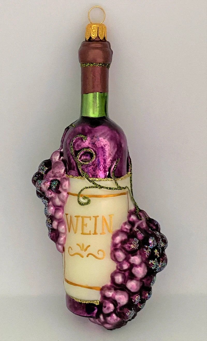 Rotwein - Flasche mit Trauben-Ranken verziert