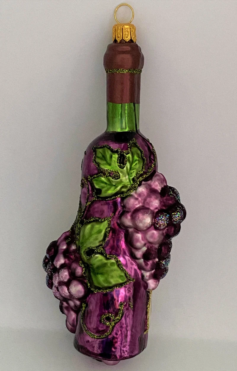 Rotwein - Flasche mit Trauben-Ranken verziert
