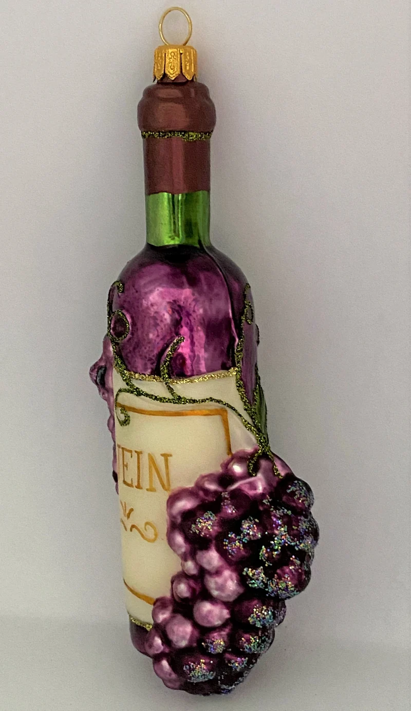 Rotwein - Flasche mit Trauben-Ranken verziert