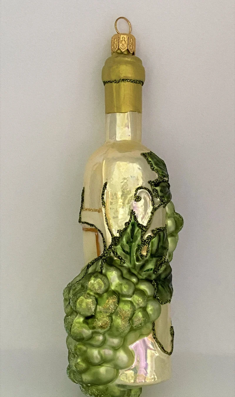 Weisswein - Flasche mit Trauben-Ranken verziert