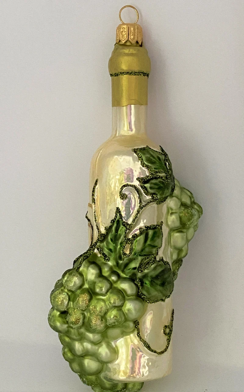 Weisswein - Flasche mit Trauben-Ranken verziert