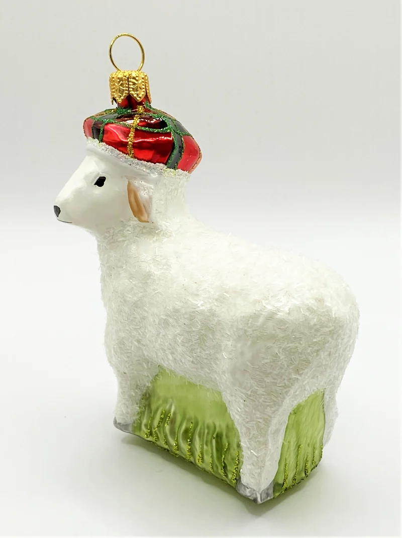 Weisses Schaf mit karierter Mütze