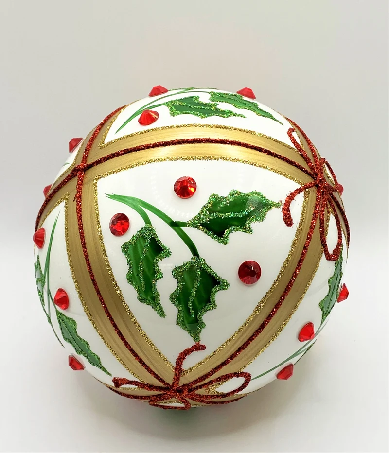 Weisse Kugel mit Ilex und Schleifen-Dekor