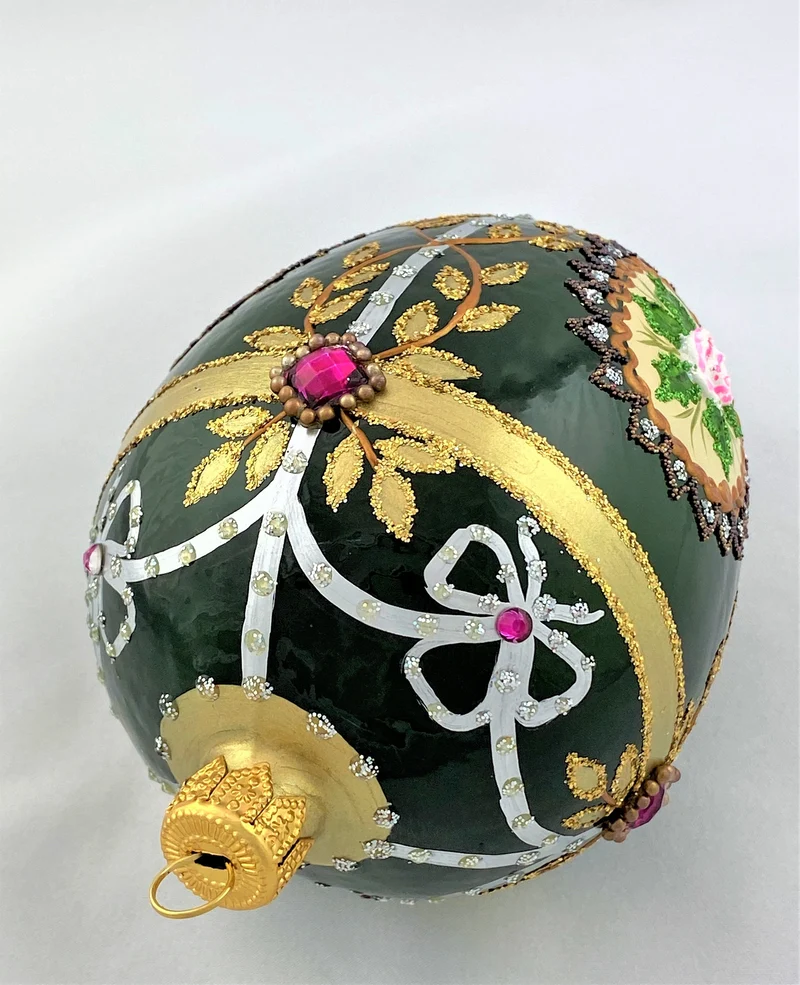 Fabergé Ei dunkelgrün mit Blüten und Ranken Dekor
