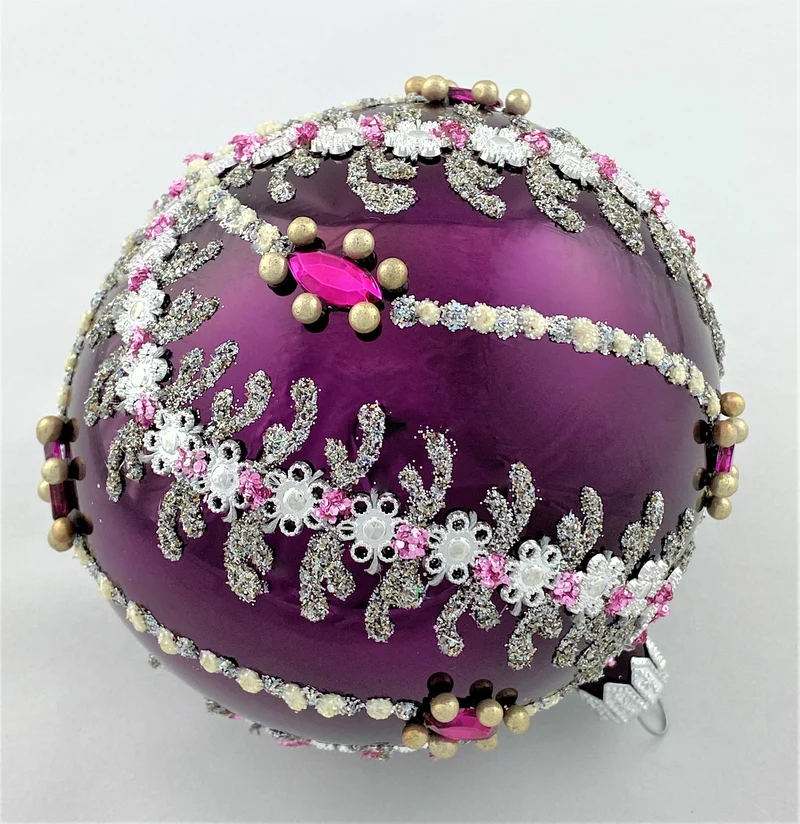Kugel violett mit feinem weiss/silber Blütenranken Dekor