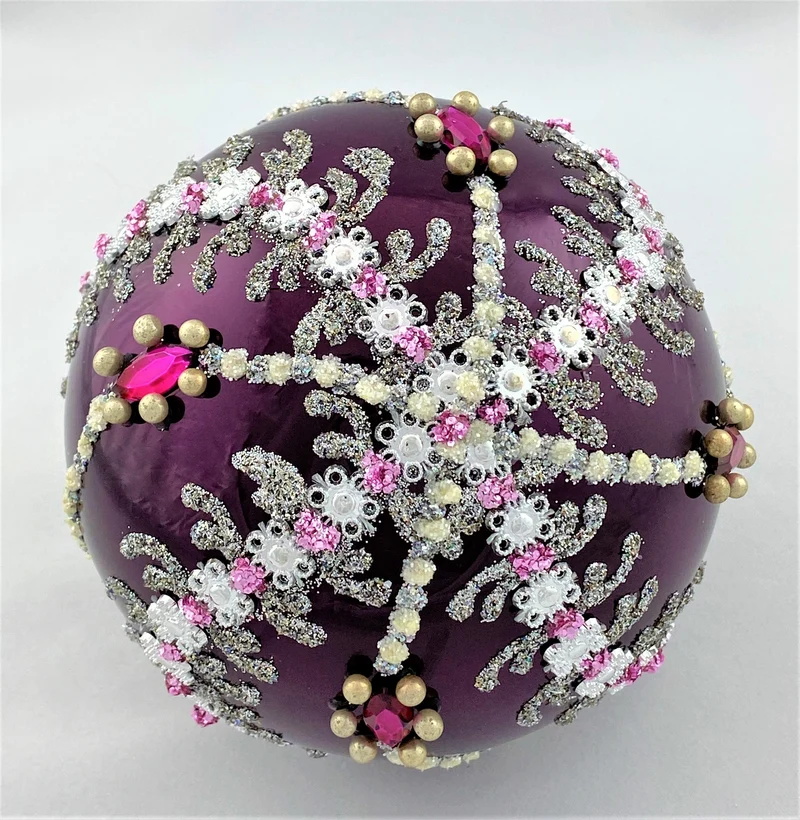 Kugel violett mit feinem weiss/silber Blütenranken Dekor
