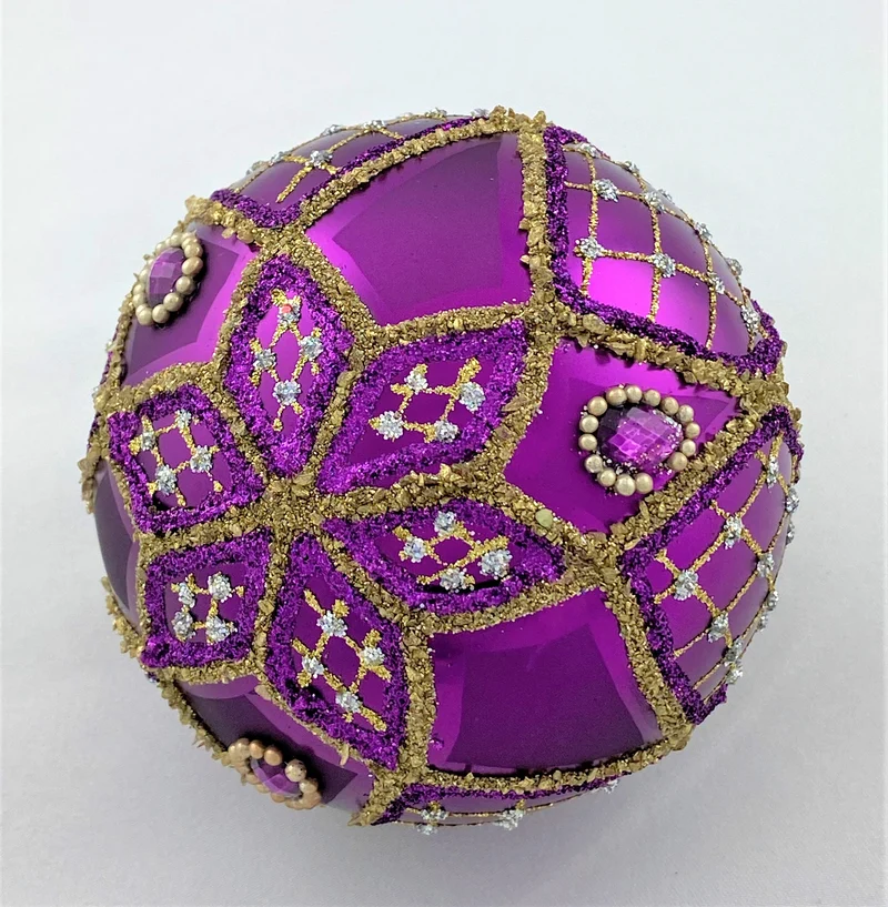 Kugel violett mit feinem Barock - Dekor