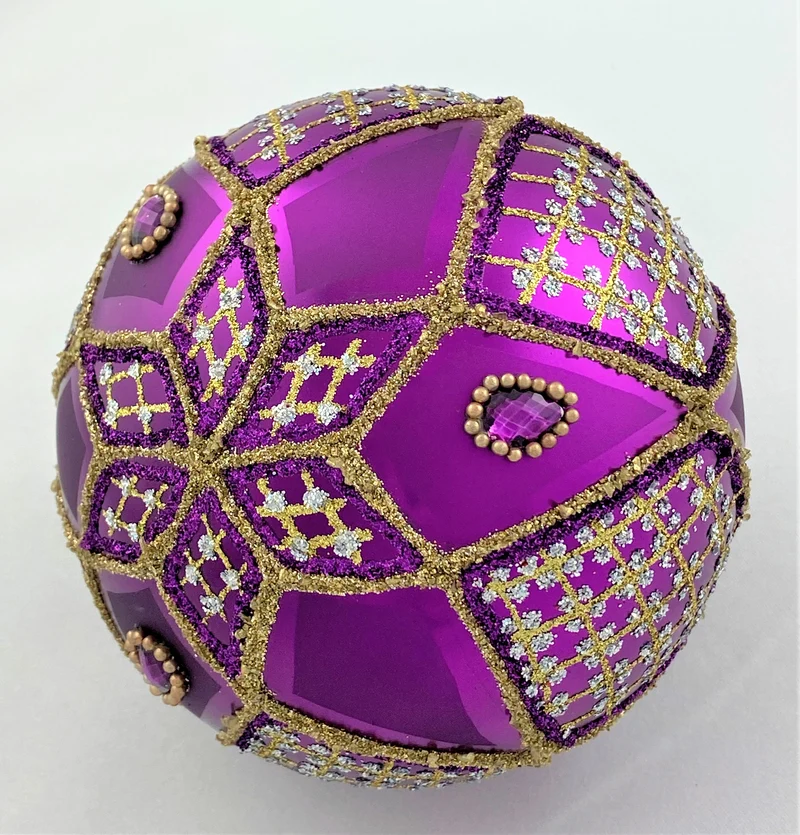 Kugel violett mit feinem Barock - Dekor