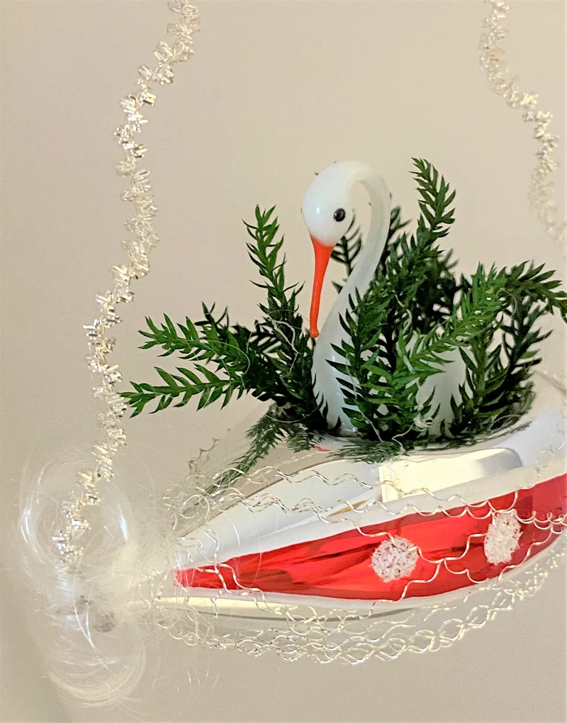 Schiff mit weissem Schwan