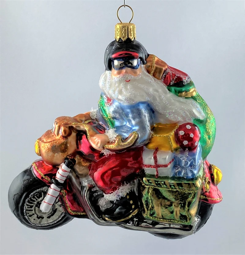 Santa Claus bringt die Geschenke auf dem coolen Motorrad