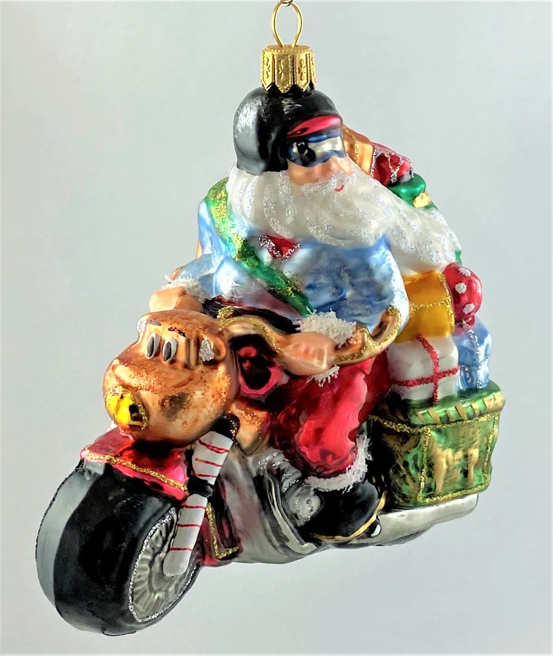 Santa Claus bringt die Geschenke auf dem coolen Motorrad