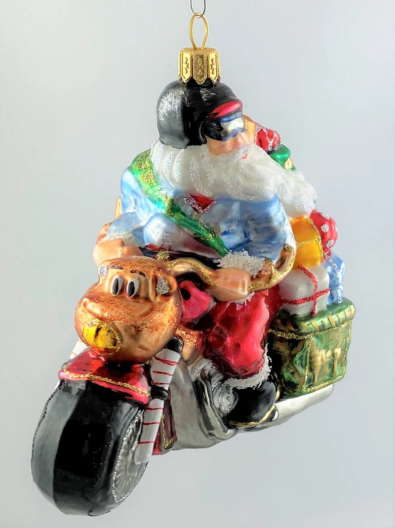 Santa Claus bringt die Geschenke auf dem coolen Motorrad
