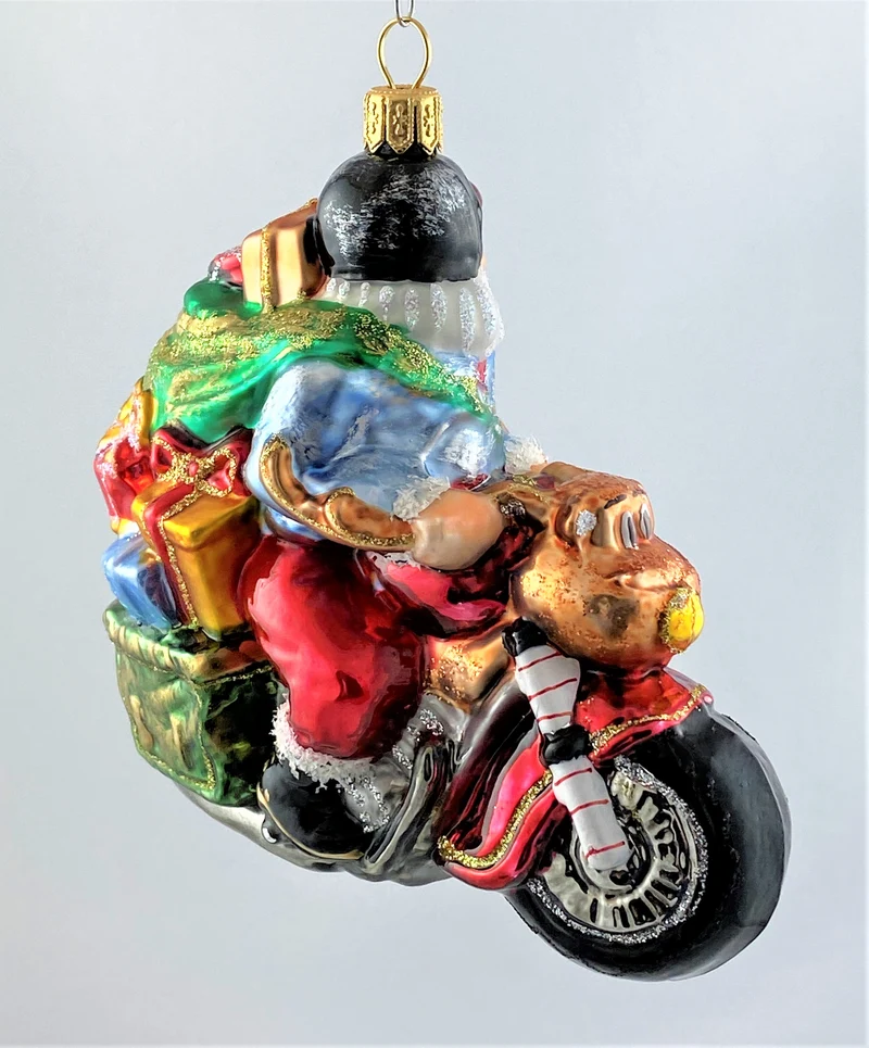 Santa Claus bringt die Geschenke auf dem coolen Motorrad