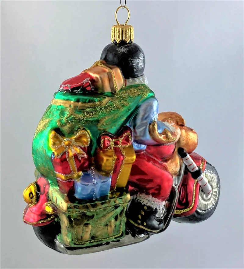 Santa Claus bringt die Geschenke auf dem coolen Motorrad