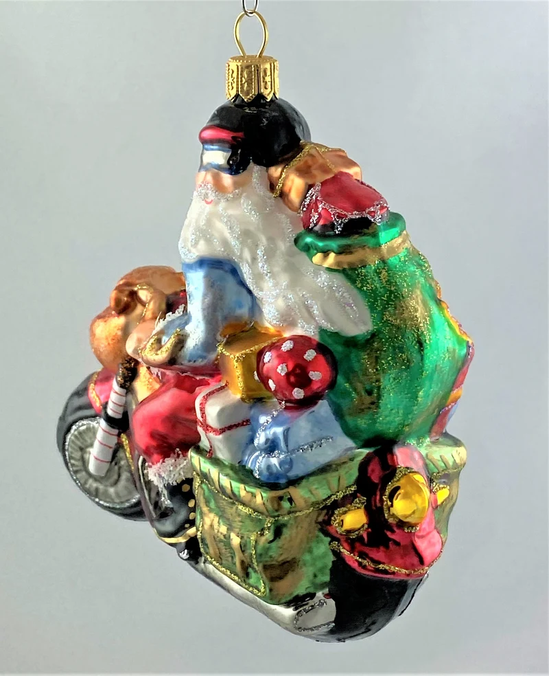 Santa Claus bringt die Geschenke auf dem coolen Motorrad