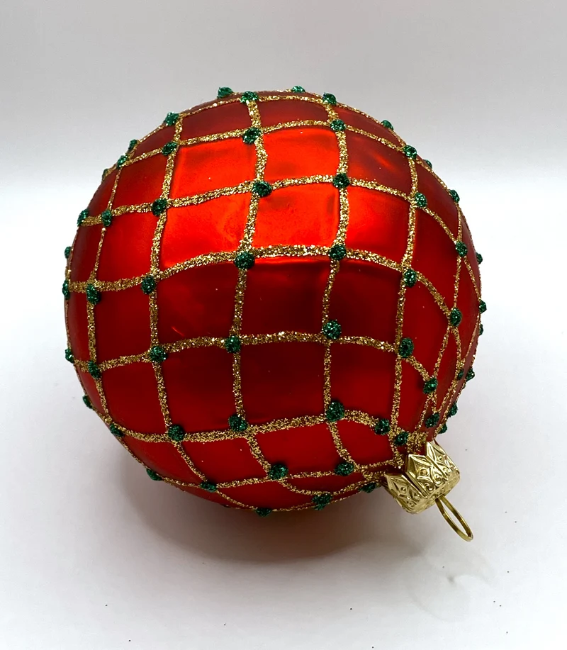 Rote Kugel mit goldenem Gittermuster