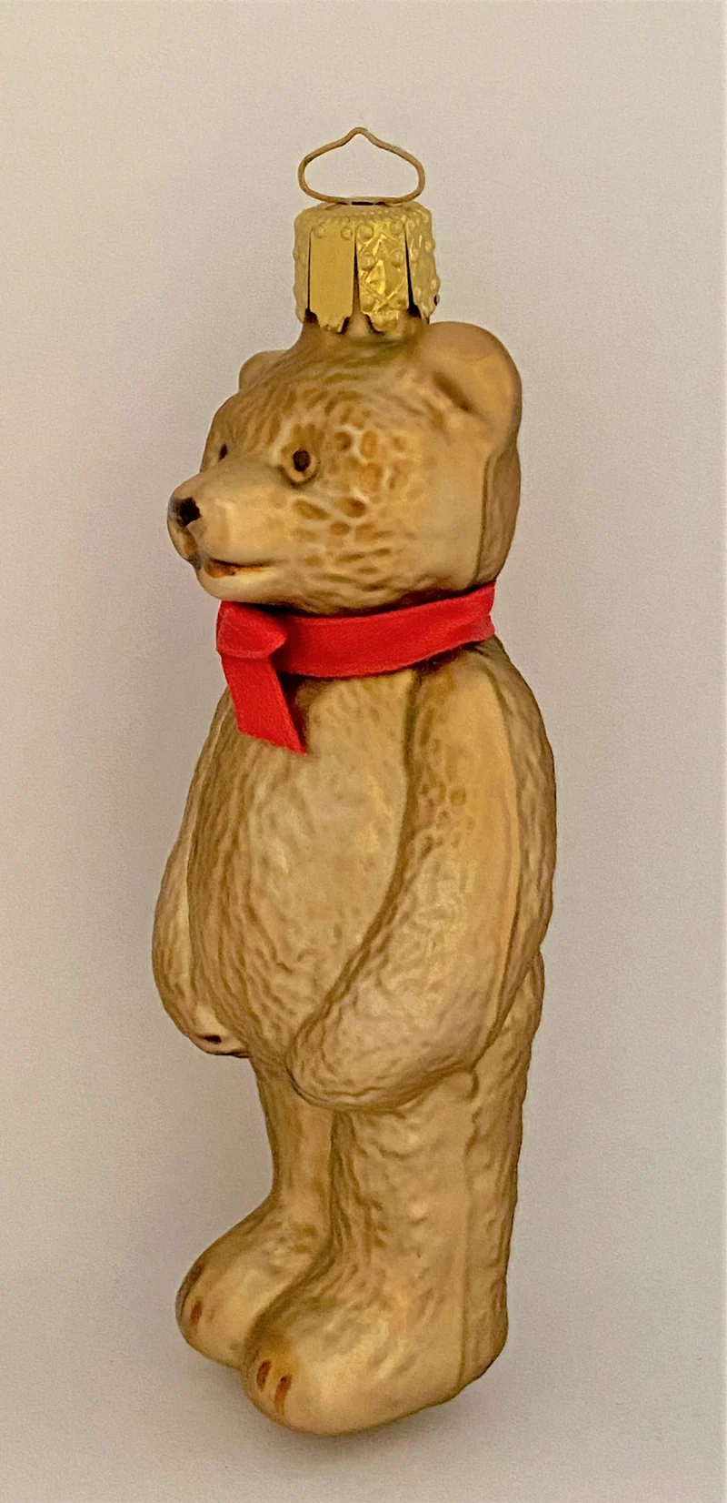 Teddy-Bär mit rotem Band