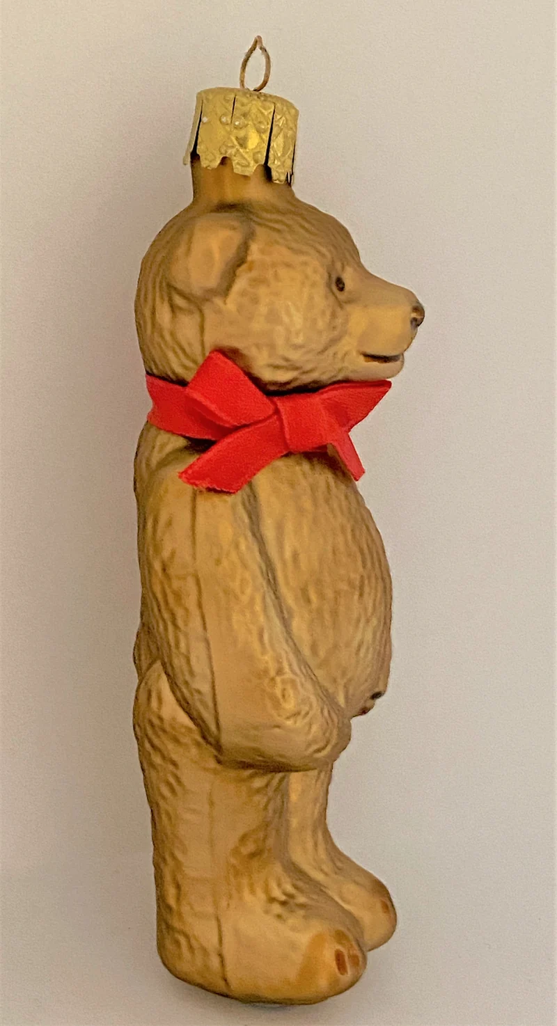 Teddy-Bär mit rotem Band