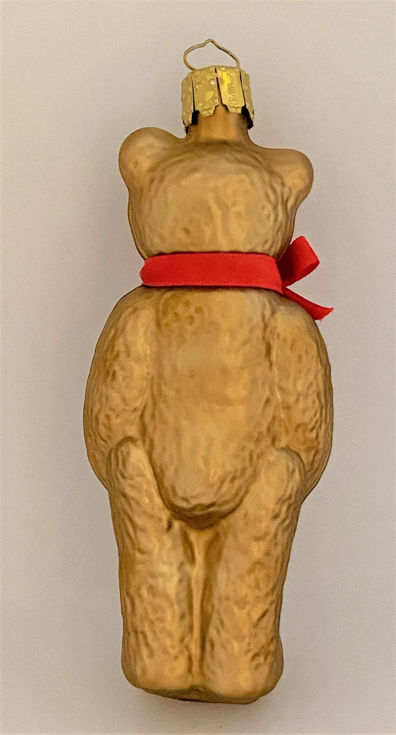 Teddy-Bär mit rotem Band