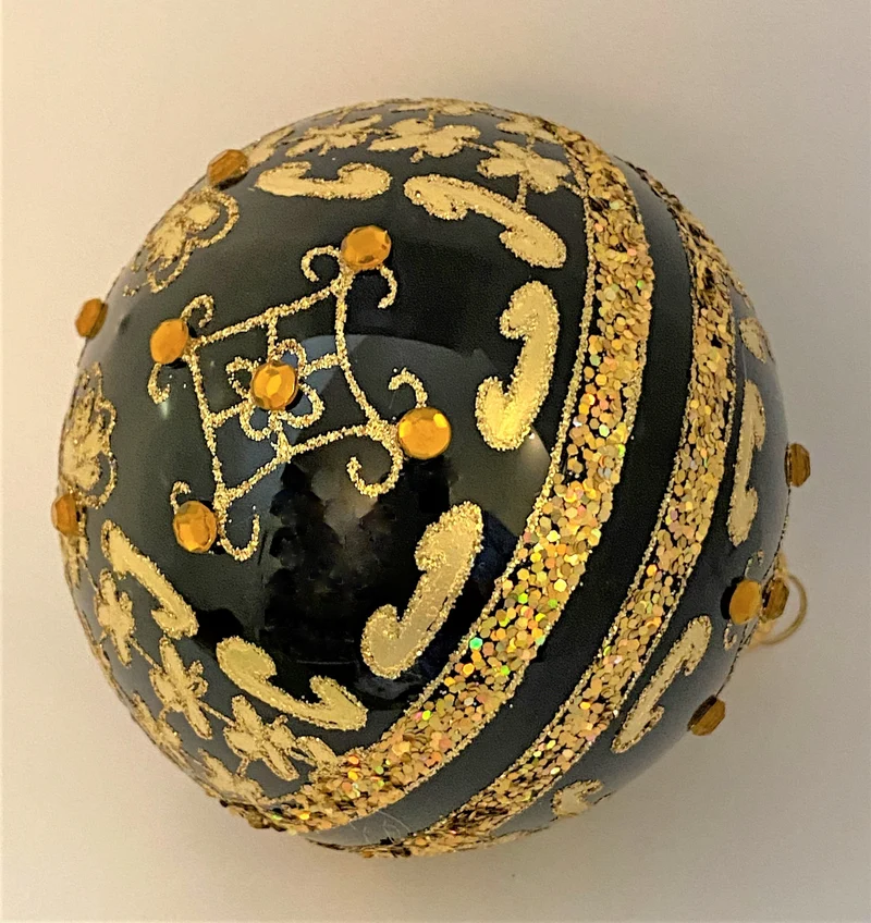 Kugel schwarz mit Golddekor mit Schmucksteinen