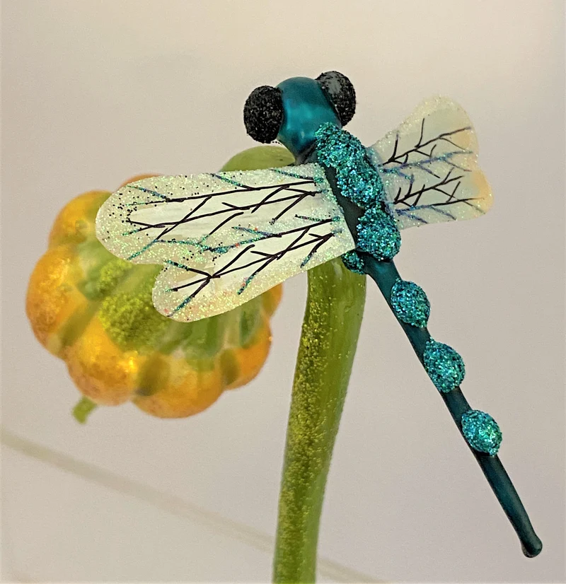 Libelle sitzt auf einer Blüte