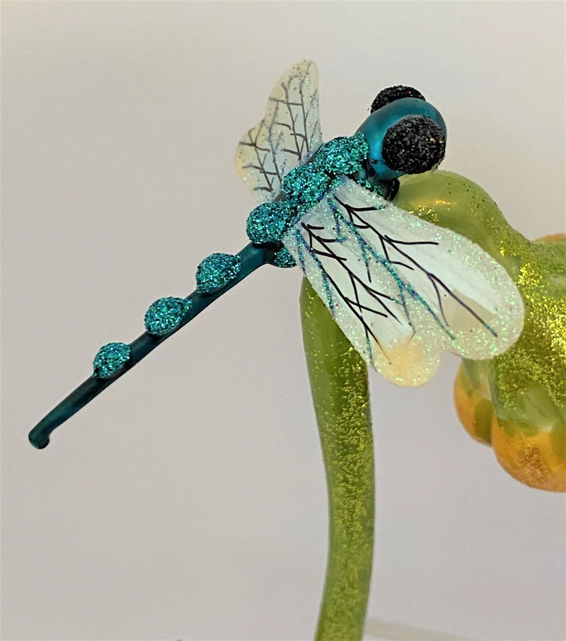 Libelle sitzt auf einer Blüte