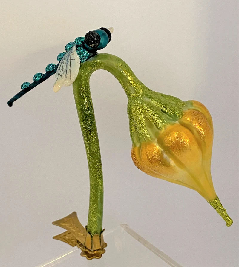 Libelle sitzt auf einer Blüte
