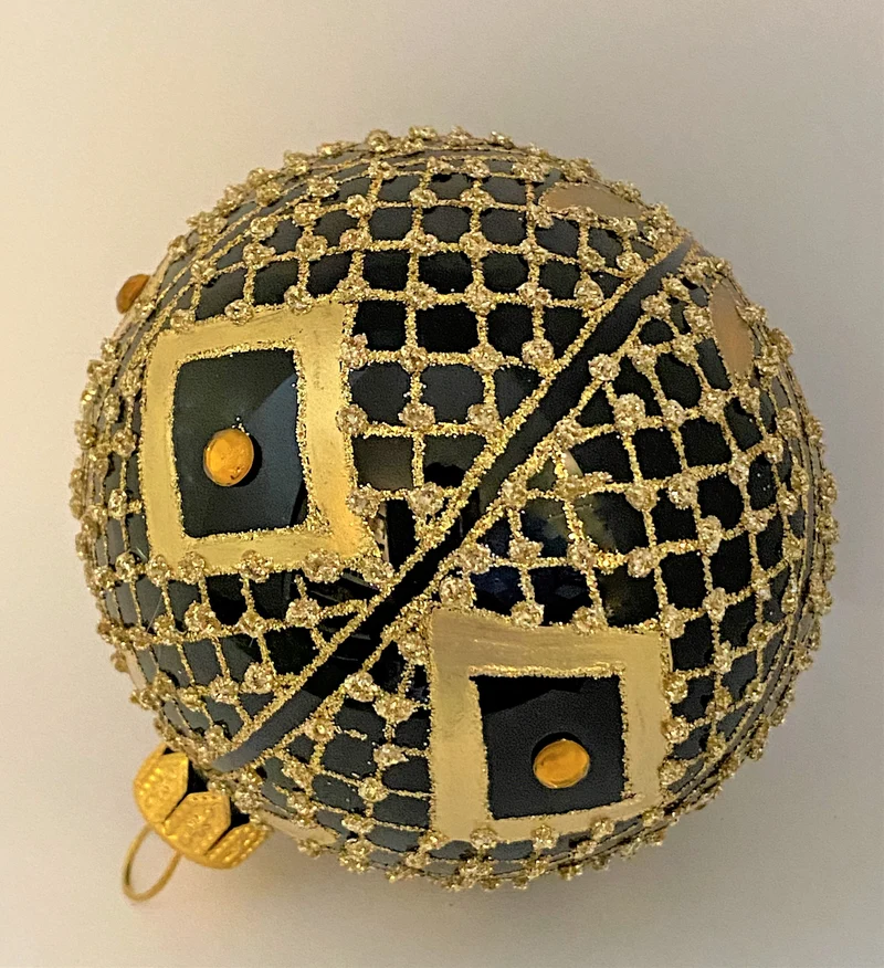 Kugel schwarz mit Gold-Gittermuster