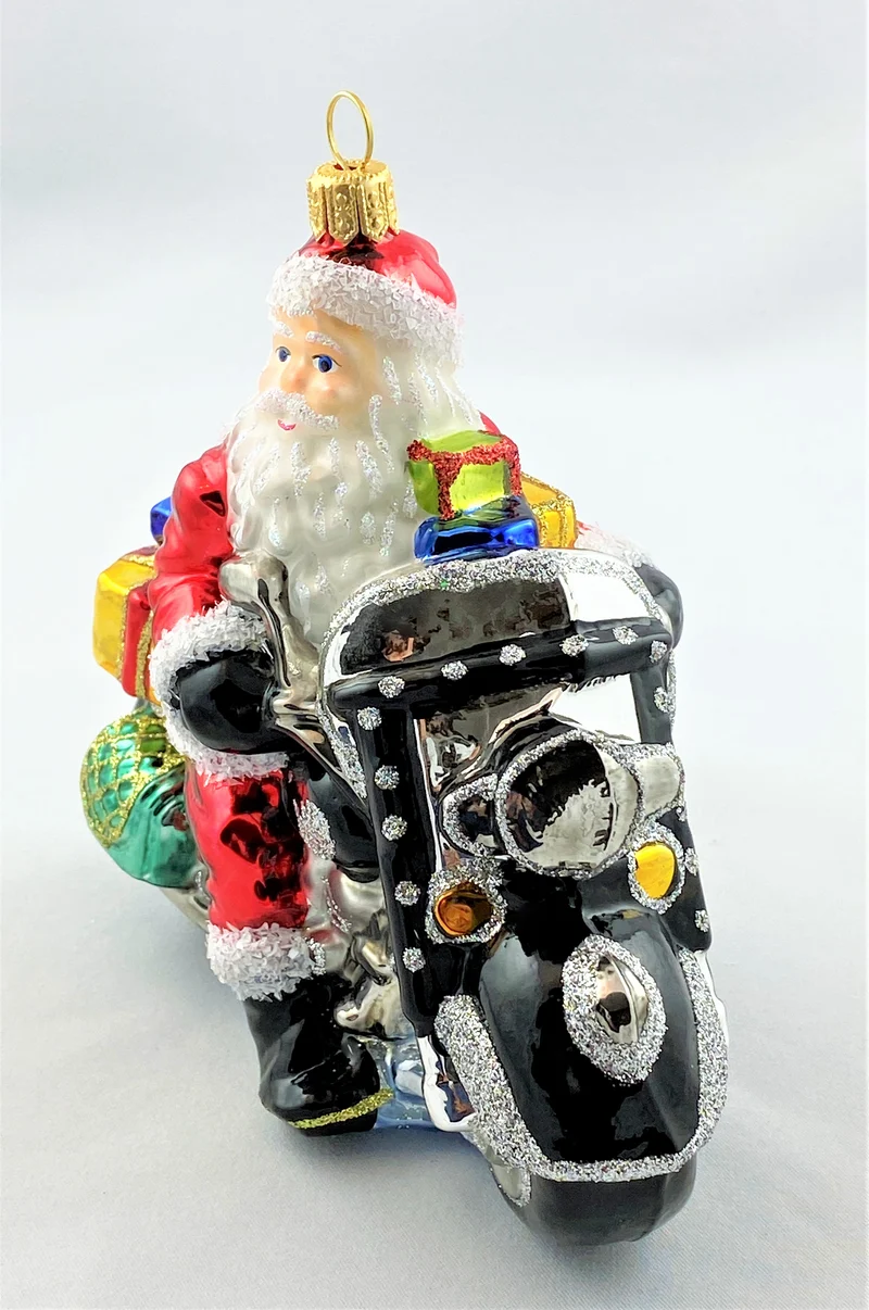 Santa ist mit dem schweren Motorrad unterwegs