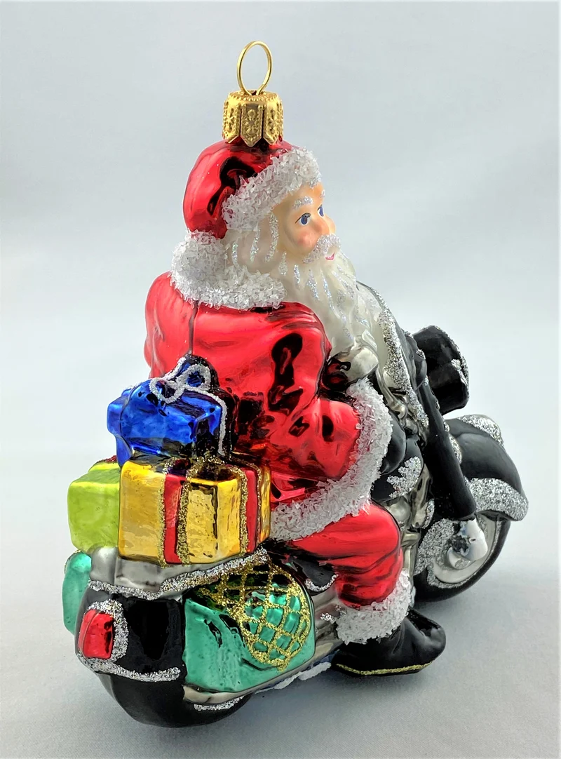 Santa ist mit dem schweren Motorrad unterwegs