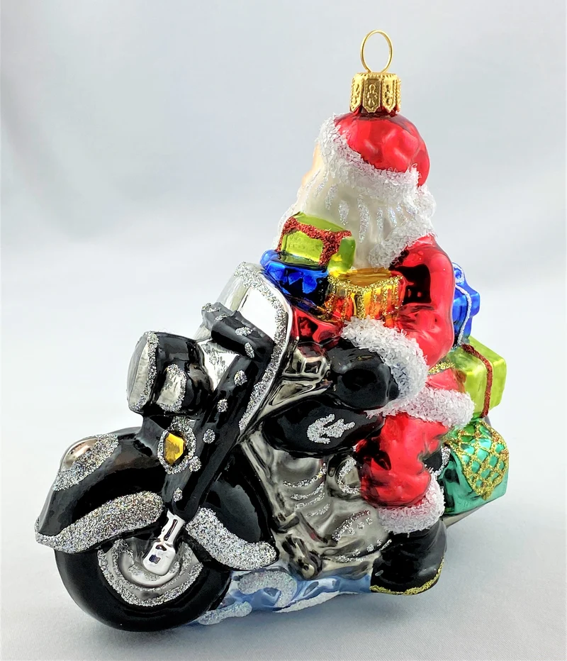 Santa ist mit dem schweren Motorrad unterwegs
