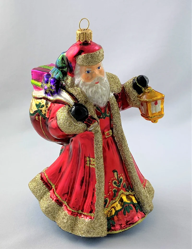 Der Weihnachtsmann leuchtet mit der Laterne