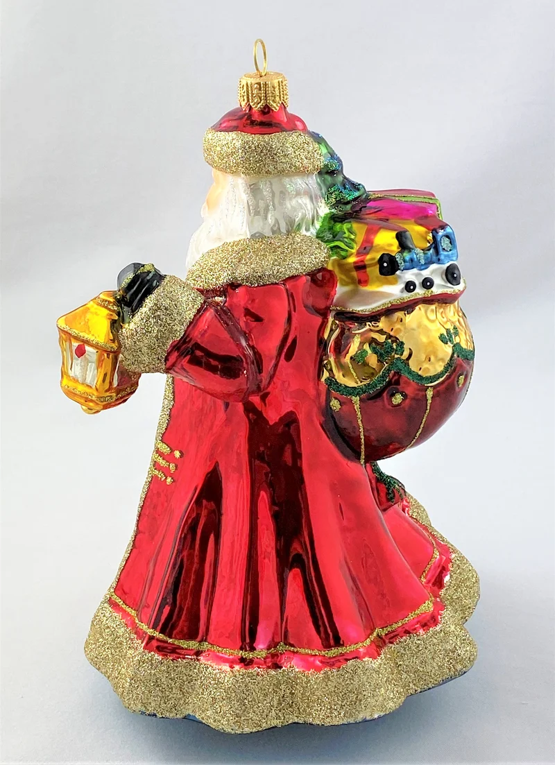 Der Weihnachtsmann leuchtet mit der Laterne