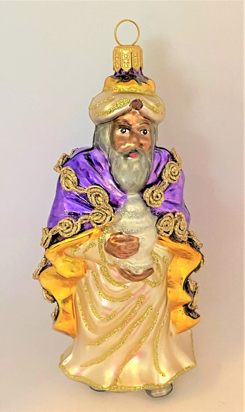 Heiliger König Melchior bringt dem Jesuskind Gold als Geschenk