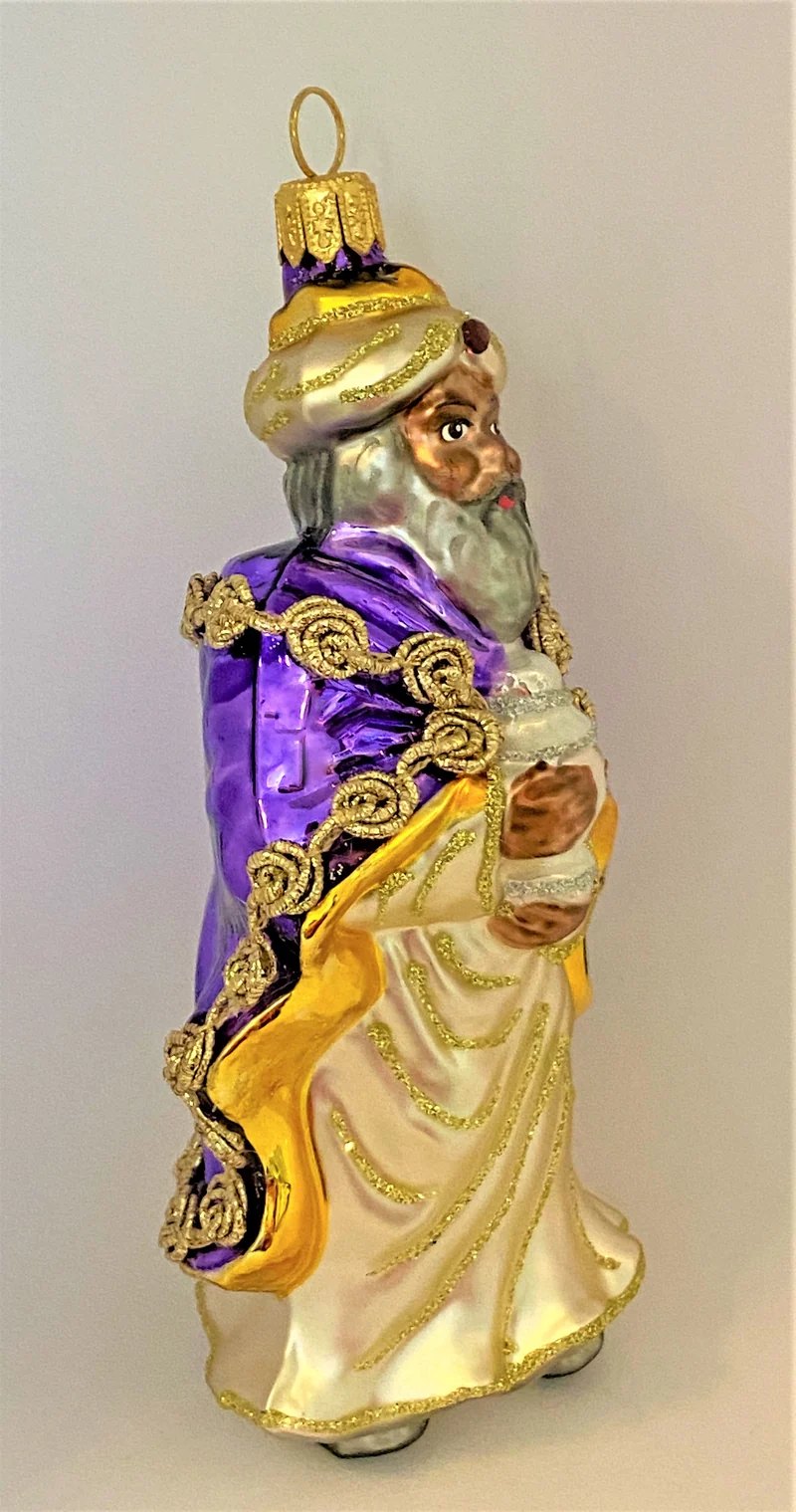 Heiliger König Melchior bringt dem Jesuskind Gold als Geschenk