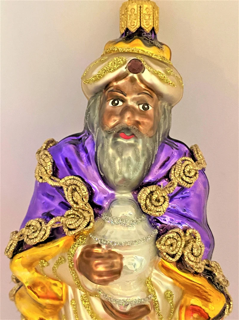Heiliger König Melchior bringt dem Jesuskind Gold als Geschenk