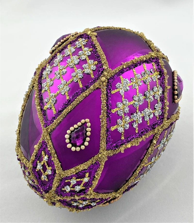 Fabergé Ei violett mit feinem Barock - Dekor