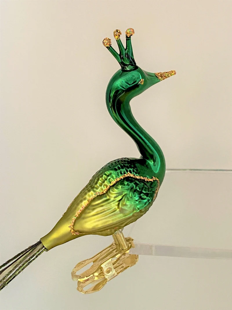 Grüner Pfau mit Pfauenfeder