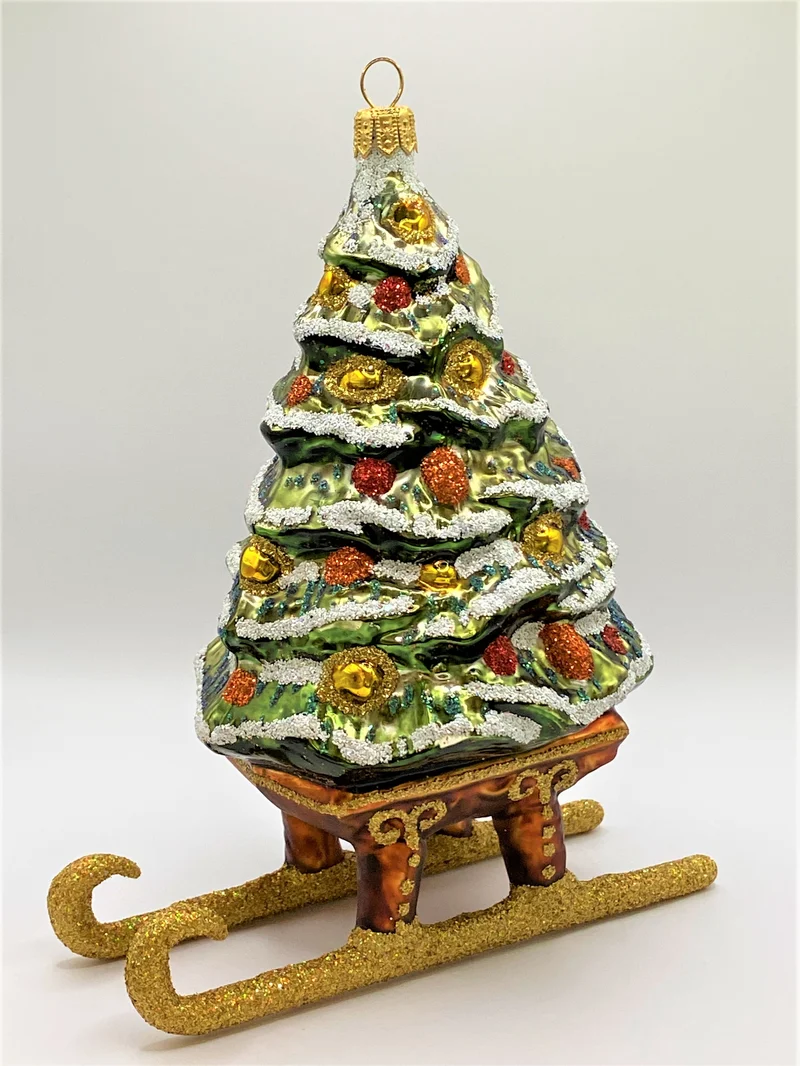 Christbaum auf Schlitten verschneit