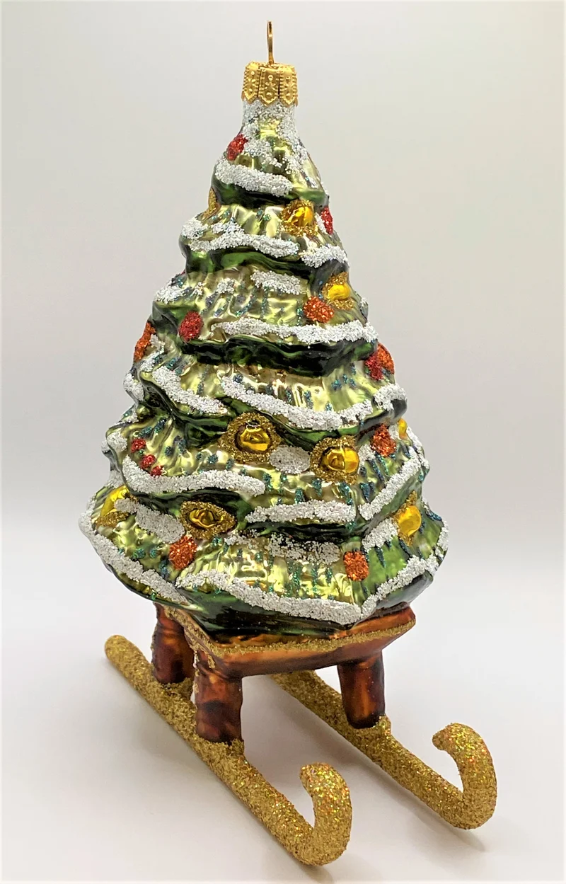 Christbaum auf Schlitten verschneit