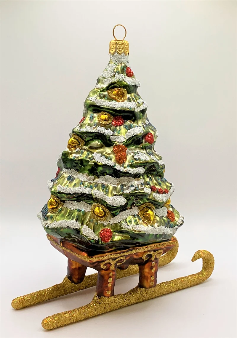 Christbaum auf Schlitten verschneit